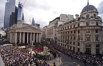Miembros del público y participantes se reúnen para la segunda Proclamación en la Ciudad de Londres, en el Royal Exchange