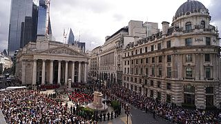 Miembros del público y participantes se reúnen para la segunda Proclamación en la Ciudad de Londres, en el Royal Exchange