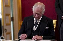 الملك تشارلز الثالث يوقع قسمًا لدعم أمن الكنيسة في اسكتلندا خلال مجلس الانضمام في قصر سانت جيمس بلندن - 10 سبتمبر 2022.