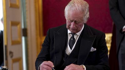 Carlos III assina o documento da sua proclamação enquanto monarca do Reino Unido