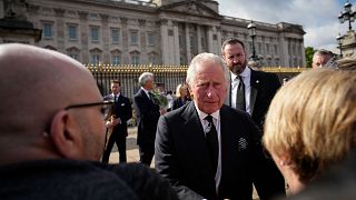 Le roi Charles III salue la foule devant le palais de Buckingham à Londres, vendredi 9 septembre,
