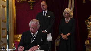 Carlos III comprometeu-se a seguir o exemplo inspirador da mãe, a Rainha Isabel II.