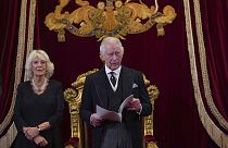 Carlos III con su esposa la reina consorte Camila, tras ser proclamado rey