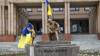 Украинские флаги на центральной площади в Балкалее
