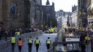 Edimburgo se prepara para que miles de personas acudan a las calles de la ciudad cuando el féretro de la reina sea llevado al Palacio de Holyroodhouse. Foto tomada el 10/09/22