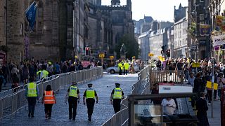 Des policiers et des agents de sécurité à Edimbourg où le cercueil de la reine sera transporté au Palais de Holyroodhouse, samedi 10 septembre 2022.