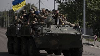 جنود أوكرانيون فوق عربة مدرعة في منطقة دونيتسك بشرق أوكرانيا.