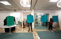 Állampolgárok szavazat-leadás közben Svédországban
