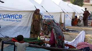 Une femme et son nourrisson dans un camp à Sukkur, Pakistan, le 10 septembre 2022