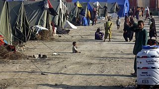 В лагере для вынужденных переселенцев из зоны бедствия в Пакистане