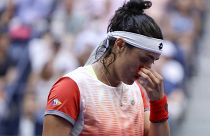 لاعبة التنس التونسية أنس جابر بعد خسارتها أمام البولندية إيغا شفيونتيك، المصنفة أولى عالميًا في اللقاء النهائي للبطولات الكبرى المفتوحة والأول في الولايات المتحدة.