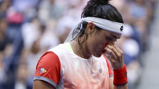 لاعبة التنس التونسية أنس جابر بعد خسارتها أمام البولندية إيغا شفيونتيك، المصنفة أولى عالميًا في اللقاء النهائي للبطولات الكبرى المفتوحة والأول في الولايات المتحدة. 