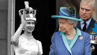 II. Erzsébet a londoni Buckingham palota erkélyén 1953-ban és 2018-ban