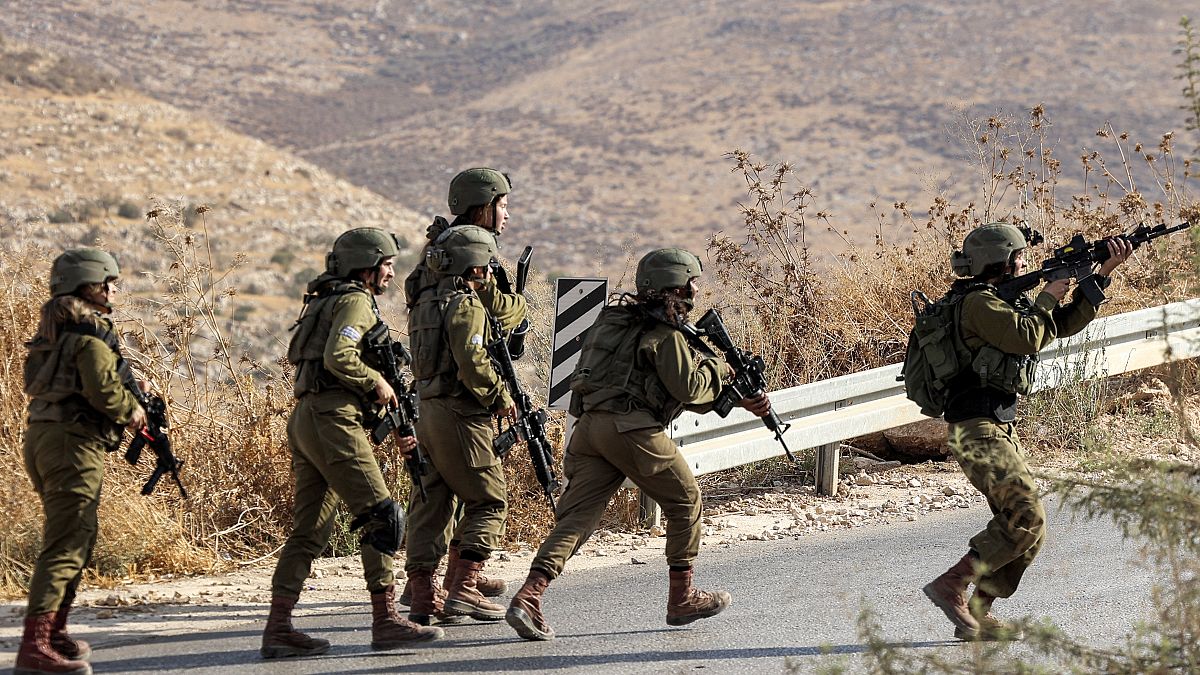 جنود إسرائيليون يواجهون تجمع فلسطينيين بشمال الضفة الغربية المحتلة.