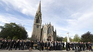 Centenares de personas esperan el paso del cortejo fúnebre en Ballater (Escocia).