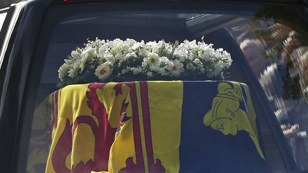 Le corbillard transportant le cercueil d'Elizabeth II, en Ecosse, le 11 septembre 2022