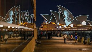 Le visage de la Reine Elizabeth II projetée sur l'opéra de Sydney, le 9 septembre 2022, Australie