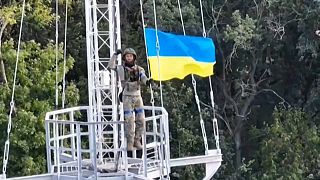 Ukrán zászló a visszafoglalt városok egyikében