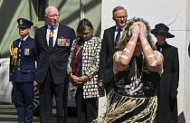 Un danseur indigène sous le regard du gouverneur général D. Hurley et du Premier ministre A. Albanese lors de la cérémonie de proclamation du roi Charles III à Canberra