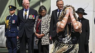 Un danseur indigène sous le regard du gouverneur général D. Hurley et du Premier ministre A. Albanese lors de la cérémonie de proclamation du roi Charles III à Canberra