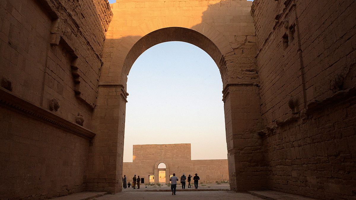 سياح يزورون مدينة الحضر الأثرية في شمال العراق. 2022/09/10