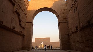 سياح يزورون مدينة الحضر الأثرية في شمال العراق. 2022/09/10