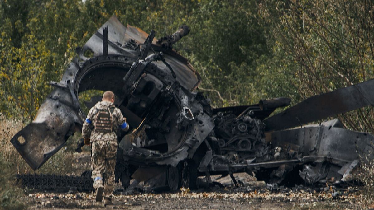 Ukrán katona halad el ey elhagyott orosz tank mellett a felszabadított területen Balakleja mellett a harkivi régióban szeptember 11-én, vasárnap
