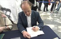 Javier Marías, escritor, firmando libros en el Paseo de Gracia de Barcelona (España) el día de San Jorge.