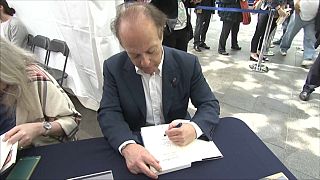 Javier Marías, escritor, firmando libros en el Paseo de Gracia de Barcelona (España) el día de San Jorge.