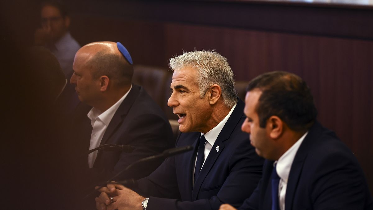 رئيس الوزراء الإسرائيلي يائير لبيد يتحدث خلال الاجتماع الأسبوعي لمجلس الوزراء> 2022/09/11