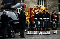 El feretro de la reina Isabel II, a su llegada a Edimburgo, sostenido por miembros del Regimiento Real de Escocia