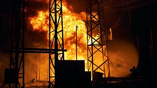 Brennendes Elektrizitätskraftwerk in Charkiw am Sonntagabend