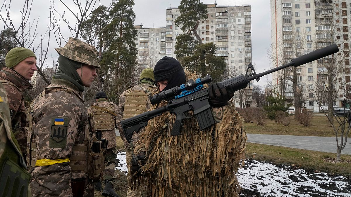 أفراد قوات الدفاع الإقليمية الأوكرانية يستعدون لصد هجوم الجيش الروسي على ضواحي كييف - أوكرانيا. 2022/03/09