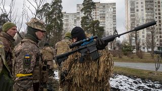 أفراد قوات الدفاع الإقليمية الأوكرانية يستعدون لصد هجوم الجيش الروسي على ضواحي كييف - أوكرانيا. 2022/03/09
