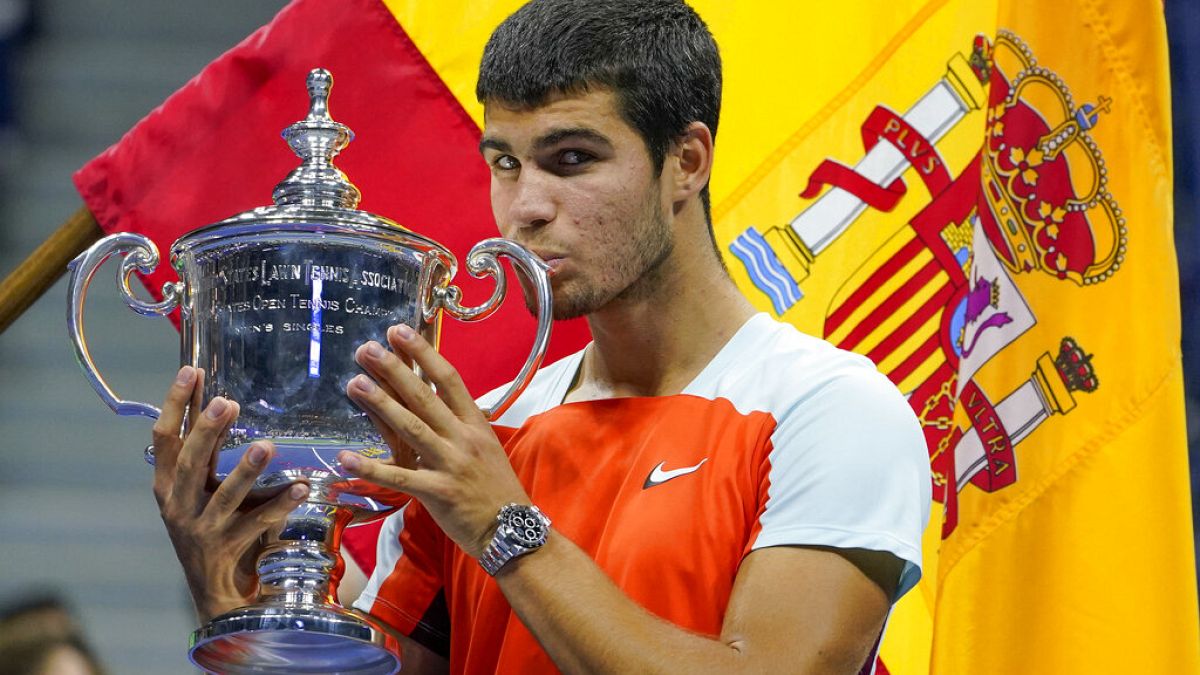 Ο 19χρονος Ισπανός Κάρλος Αλκαράθ φιλάει το τρόπαιο του Us Open μετά τη νίκη του στον τελικό της Νέας Υόρκης