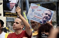 خلال احتجاج للمطالبة بإطلاق سراح جوليان أسانج، أمام السفارة الأمريكية في المكسيك.
