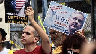 خلال احتجاج للمطالبة بإطلاق سراح جوليان أسانج، أمام السفارة الأمريكية في المكسيك.