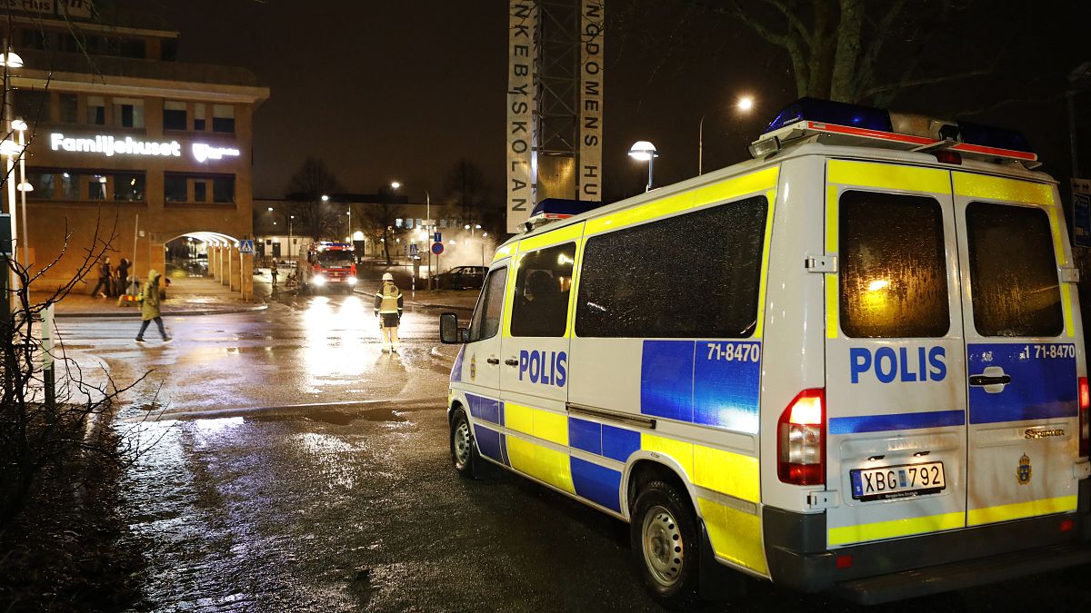 La policía sueca investigaba este martes los disturbios que estallaron durante la noche en un suburbio de Estocolmo, de mayoría inmigrante