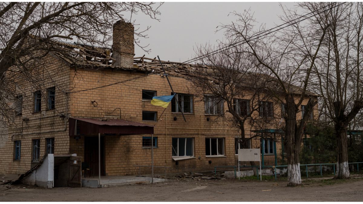 مبنى مدمر يحمل العلم الأوكراني بعد هجوم روسي وقع في منتصف مارس على مشارف ميكولايف أوكرانيا 