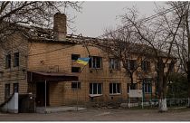 مبنى مدمر يحمل العلم الأوكراني بعد هجوم روسي وقع في منتصف مارس على مشارف ميكولايف أوكرانيا