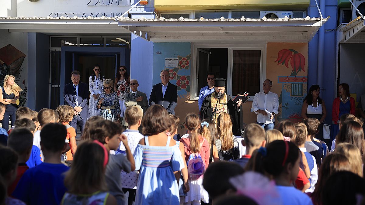 	Μαθητές παρακολουθούν τον αγιασμό για τη νέα σχολική χρονιά του 87ου Δημοτικού Σχολείου Θεσσαλονίκης, την Δευτέρα 12 Σεπτεμβρίου 2022