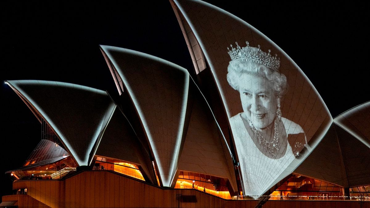 Hayatını kaybeden Kraliçe Elizabeth'in görüntüsü Sidney Opera Binası'na yansıtıldı 