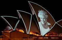 Hayatını kaybeden Kraliçe Elizabeth'in görüntüsü Sidney Opera Binası'na yansıtıldı