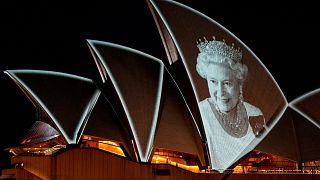 Hayatını kaybeden Kraliçe Elizabeth'in görüntüsü Sidney Opera Binası'na yansıtıldı