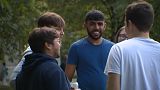 Un groupe de jeunes Britanniques en pleine discussion