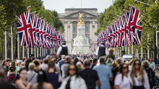 Люди у Букингемского дворца у мемориала в память о королеве Елизавете II 12 сентября 2022