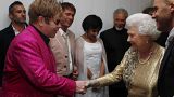 II. Erzsébet (jobbra) és Sir Elton John a Gyémántjubileumi ünnepségen Londonban 2012. június 4-én