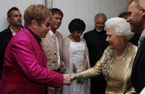 II. Erzsébet (jobbra) és Sir Elton John a Gyémántjubileumi ünnepségen Londonban 2012. június 4-én