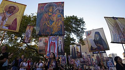 Gegner der Pride, orthodoxe Priester und konservative Bürgergruppen zogen durch die Straßen Belgrads, schwenkten Ikonen und trugen Kreuze.