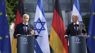 المستشار الألماني أولاف شولتز ورئيس الوزراء الإسرائيلي يائير لابيد في برلين، ألمانيا.